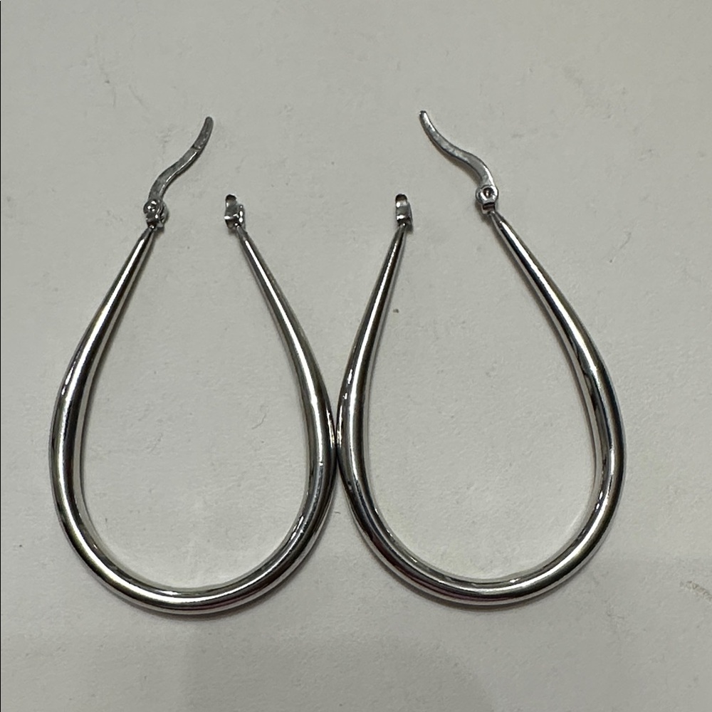 🧡Silver Toned Teardrop Hoop Earrings🧡